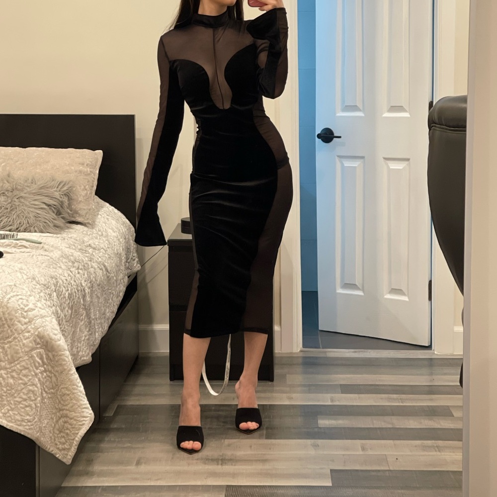 Hours of CB, Beautiful and sexy dress.
